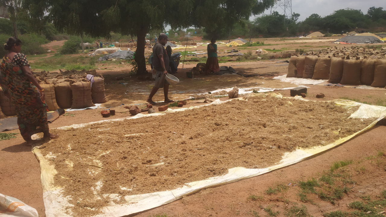 Peddapalli | కొనుగోలు కేంద్రాల్లోనే ధాన్యం.. వర్షాలకు తడుస్తున్నా నత్తనడకన కొనుగోళ్లు