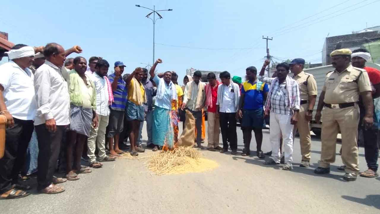 Farmers protest | తొర్రూరులో రోడ్డెకిన రైతులు..ధాన్యాన్ని తగులబెట్టి నిరసన