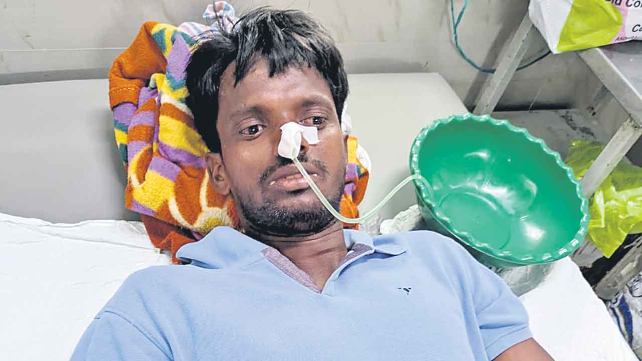 పోలీస్‌ స్టేషన్‌లో రైతు ఆత్మహత్యాయత్నం