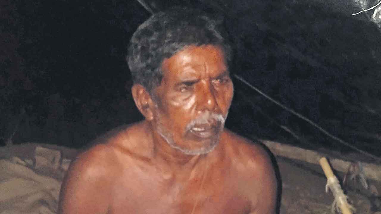 మిల్లుకు బస్తాలు తరలిస్తలేరని రైతు ఆత్మహత్యాయత్నం