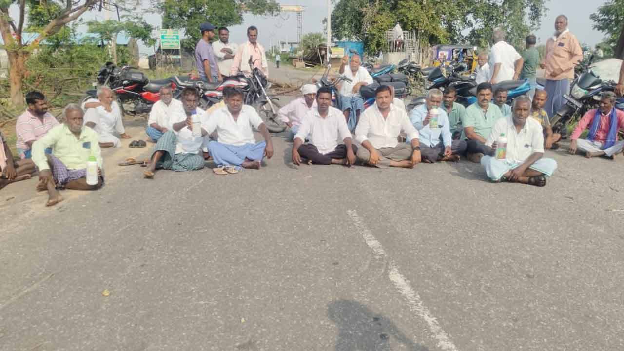 బోనస్ దేవుడెరుగు.. వ‌డ్లు కొనుగోలు చేయాల‌ని పురుగు డ‌బ్బాలతో రైతుల ధ‌ర్నా