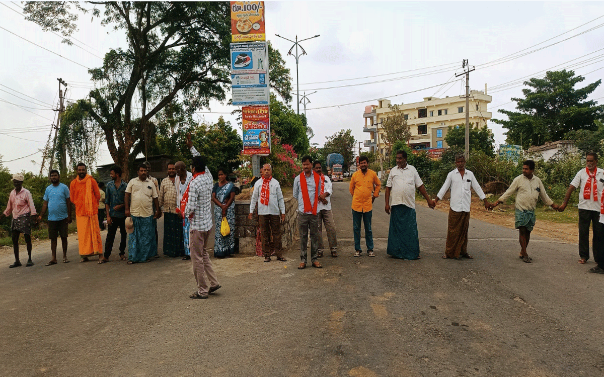 Madhira : మధిర-విజయవాడ ప్ర‌ధాన ర‌హ‌దారిపై రైతుల ధ‌ర్నా