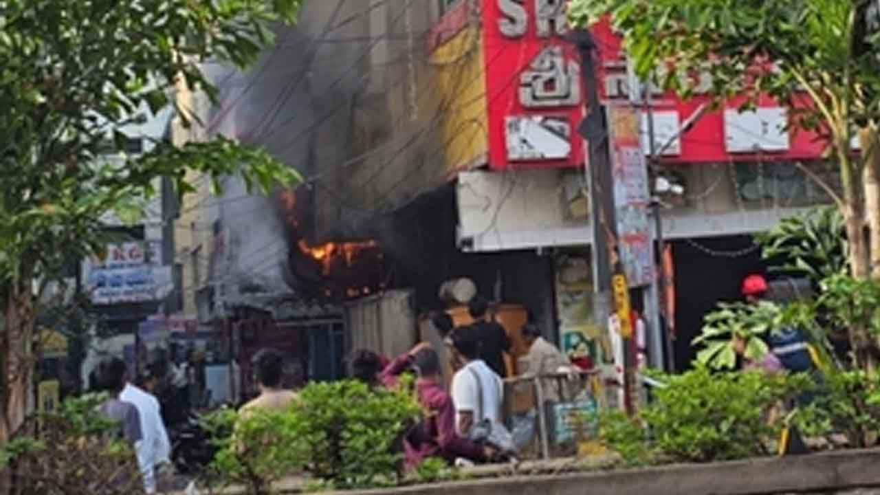 Nizamabad | టిఫిన్స్ సెంటర్లో అగ్ని ప్రమాదం.. తృటిలో తప్పిన పెను ప్రమాదం