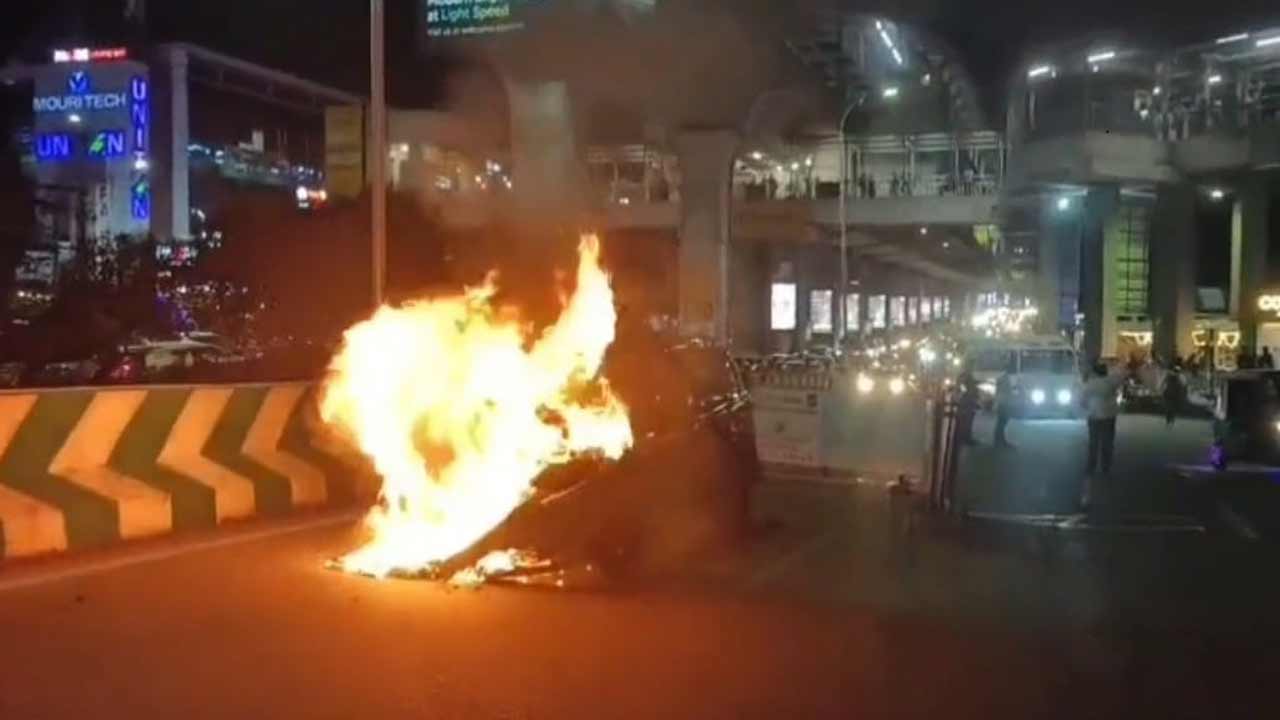 Hyderabad | మైండ్ స్పేస్ వద్ద నడుస్తున్న కారులో చెలరేగిన మంటలు.. భారీగా ట్రాఫిక్ జామ్