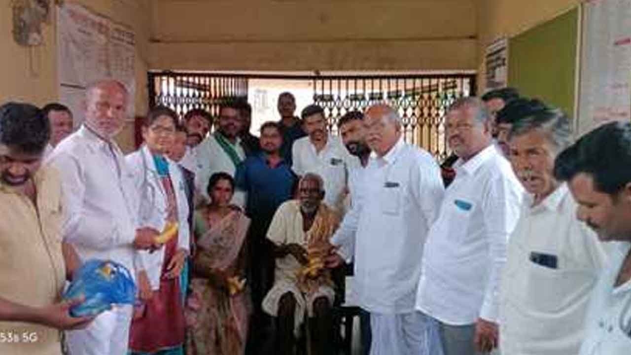 Nagarkurnool | వెల్దండలో పండ్లు పంపిణీ చేసిన బీఆర్ఎస్ నాయకులు