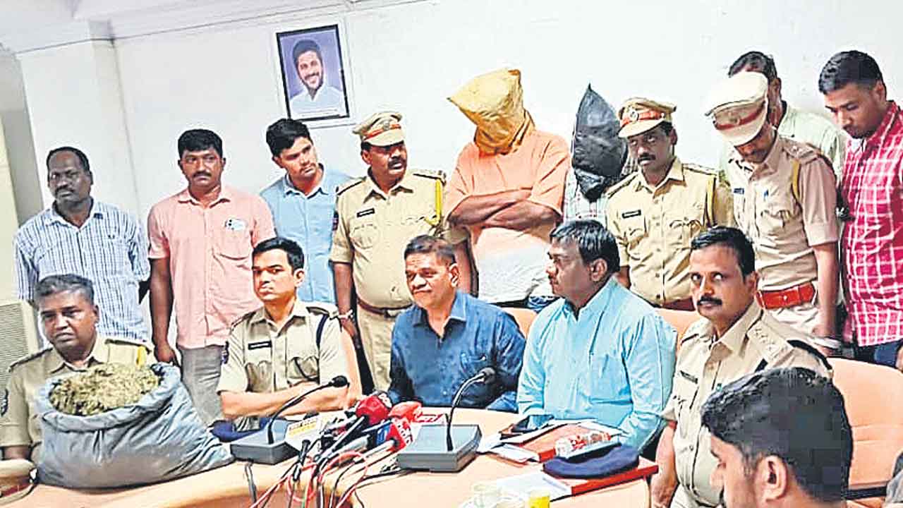 మత్తుపై ఉక్కుపాదం.. ఇద్దరు నిందితుల అరెస్ట్‌