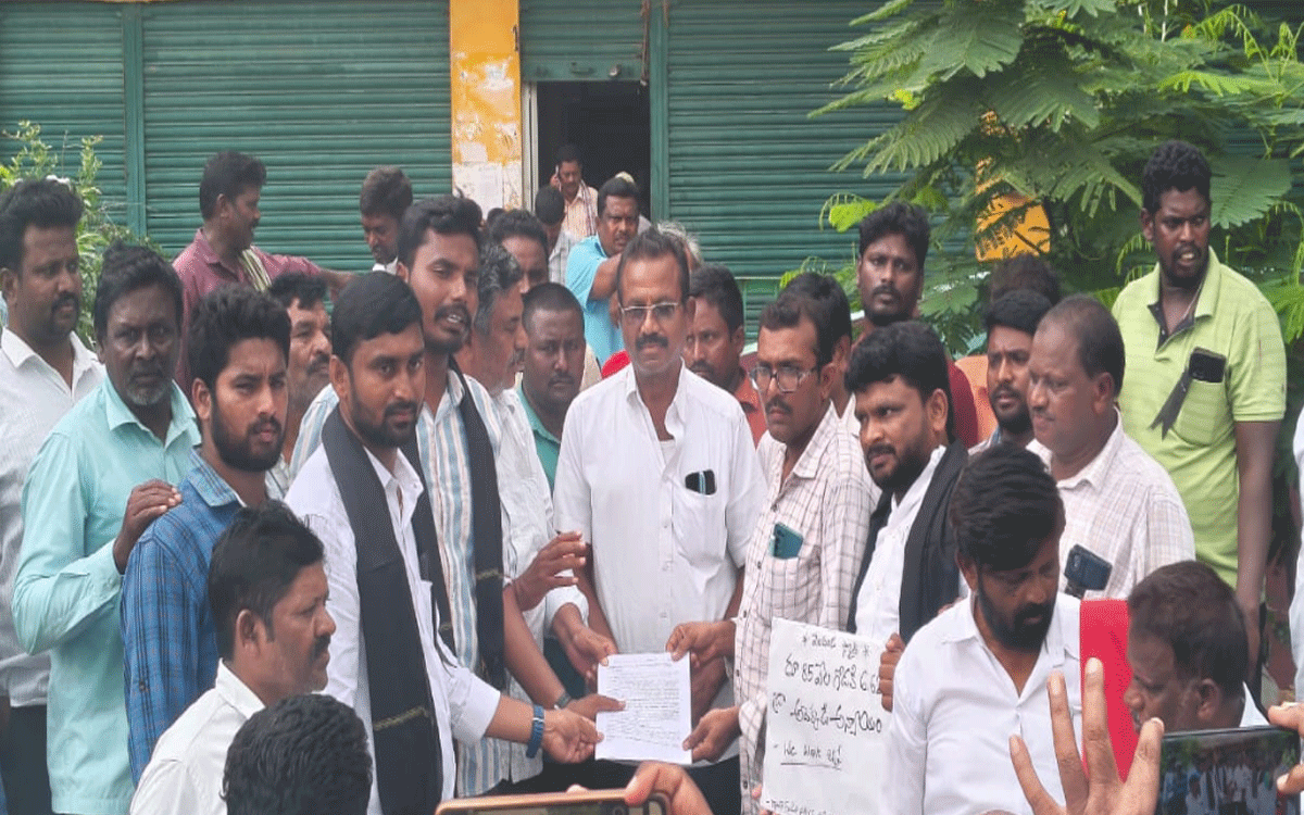 Garidepalli : అవినీతి పీఏసీఎస్‌ చైర్మన్‌పై చర్యలు తీసుకోవాలని ధర్నా