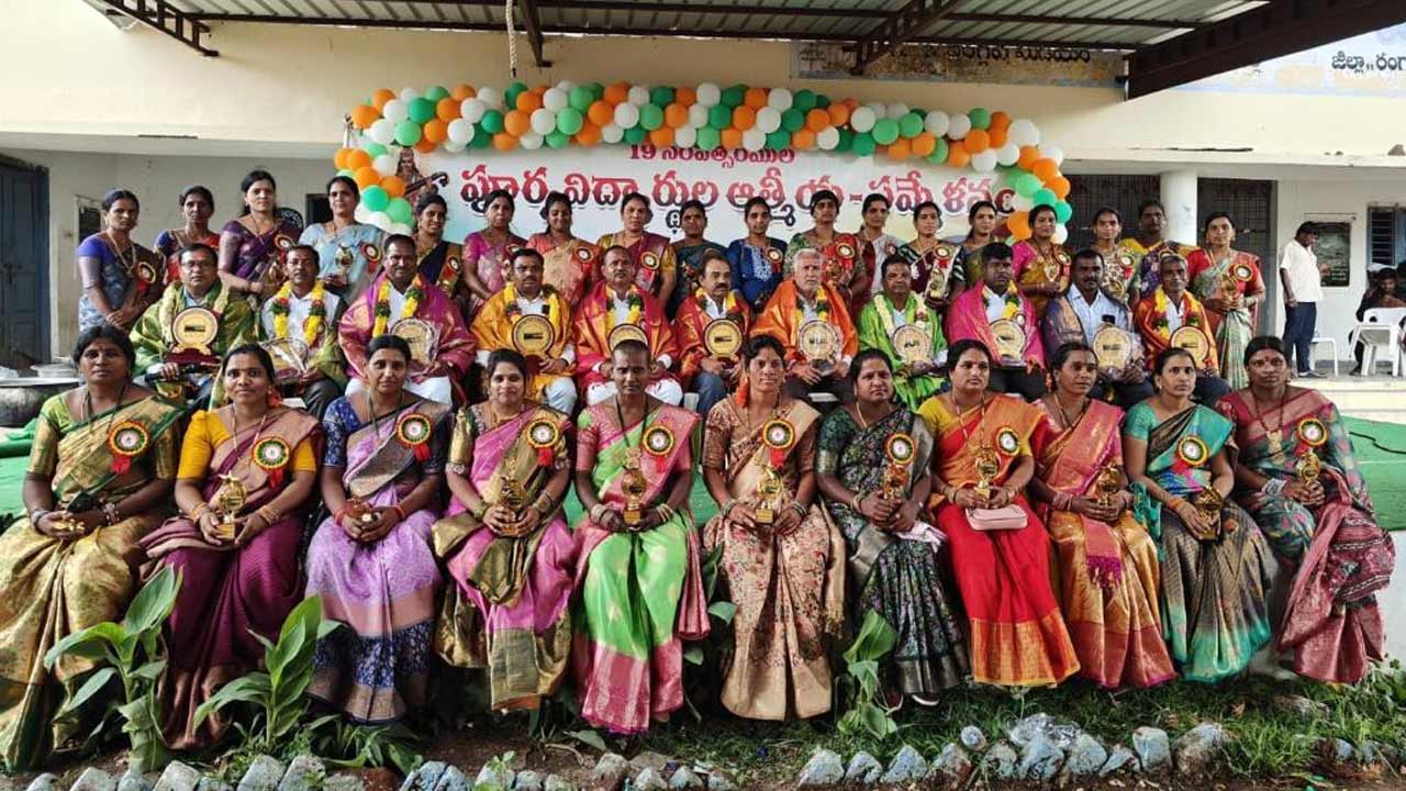 get together | 20 ఏళ్లకు కలుసుకున్న పాత మిత్రులు.. సందడిగా పూర్వ విద్యార్థుల సమ్మేళనం