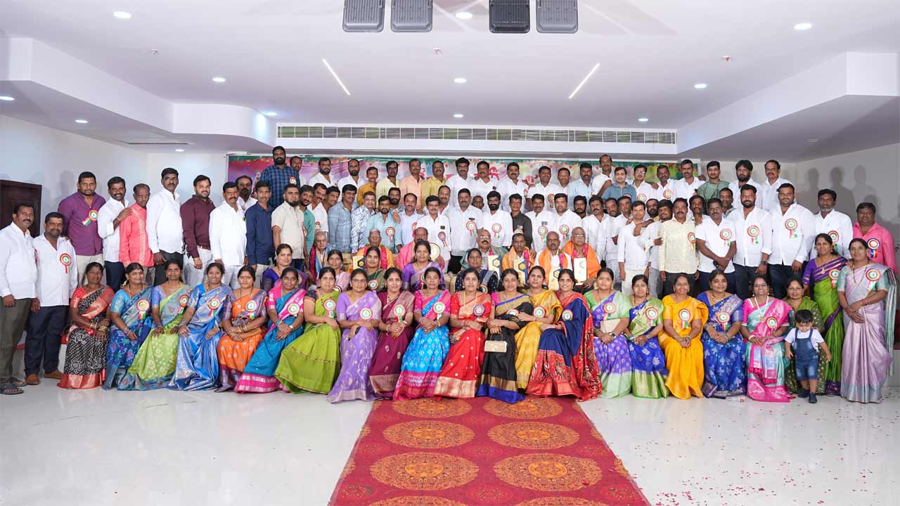 Get together | పాతికేళ్లకు కలుసుకున్న స్నేహితులు.. ఆటపాటలతో ఎంజాయ్‌