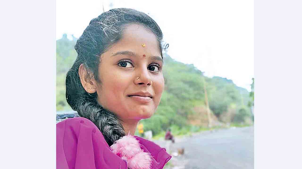 ప్రేమ పేరుతో వేధింపులు..బాలిక ఆత్మహత్య