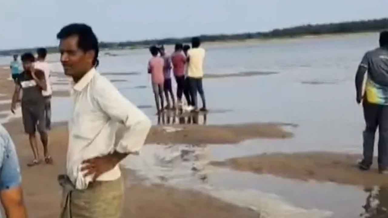 గోదావరిలో 8మంది గల్లంతు