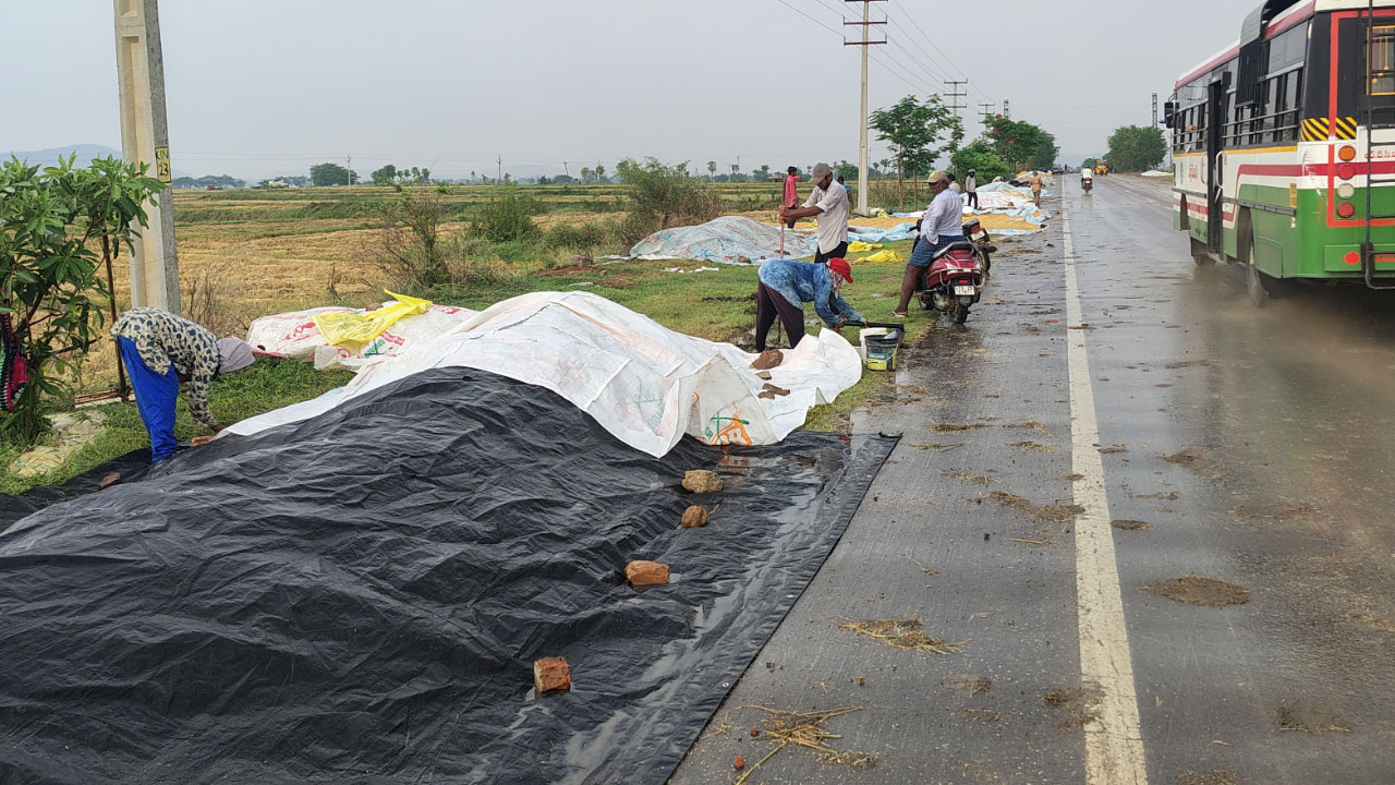 Govindaraopet | అకాల వర్షంతో అపార నష్టం.. కొనుగోలు కేంద్రాల్లో తడుస్తున్న ధాన్యం