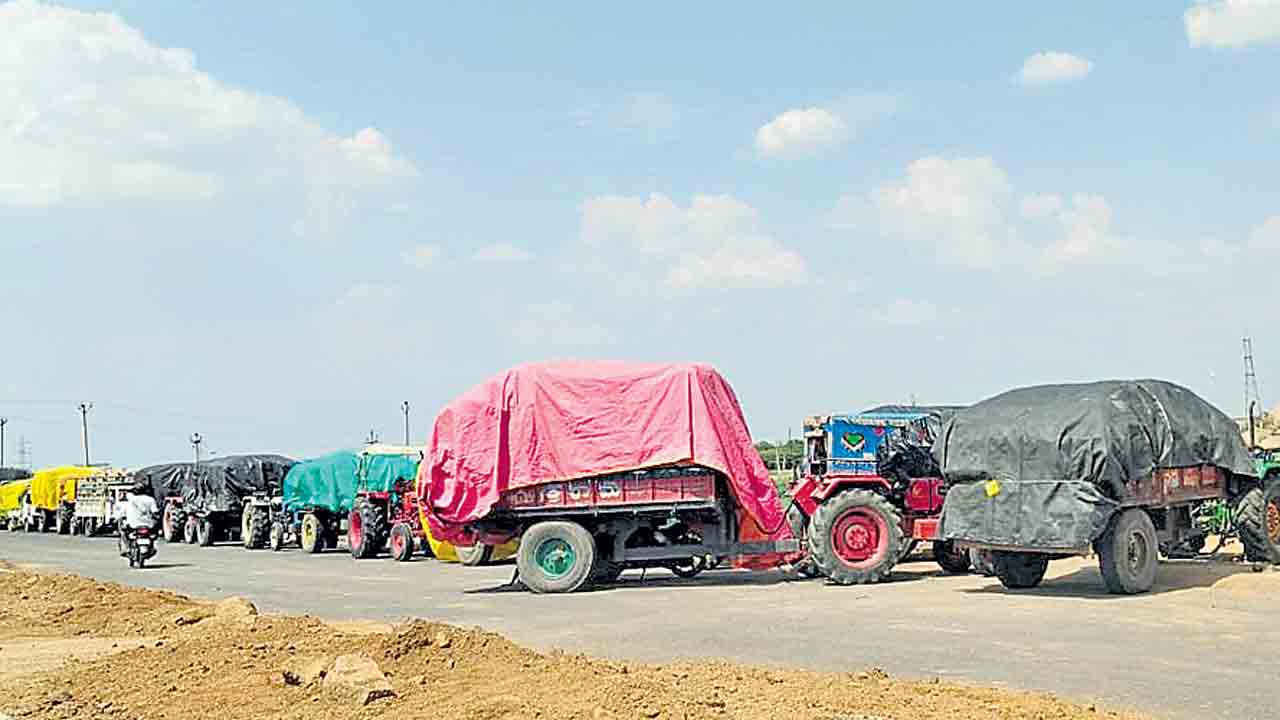 ధాన్యం అమ్మడానికీ అన్నదాతలకు తప్పనితిప్పలు