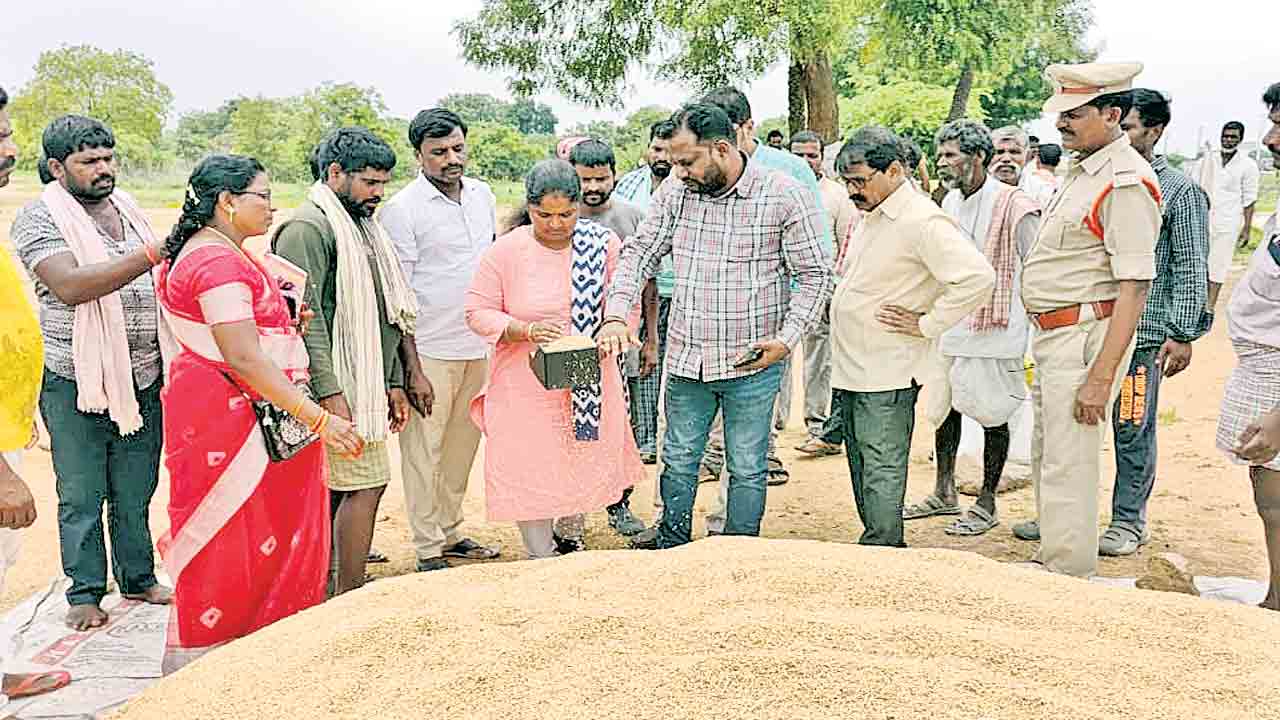 ధాన్యం సేకరణ తీరుపై రైతుల ఆగ్రహం