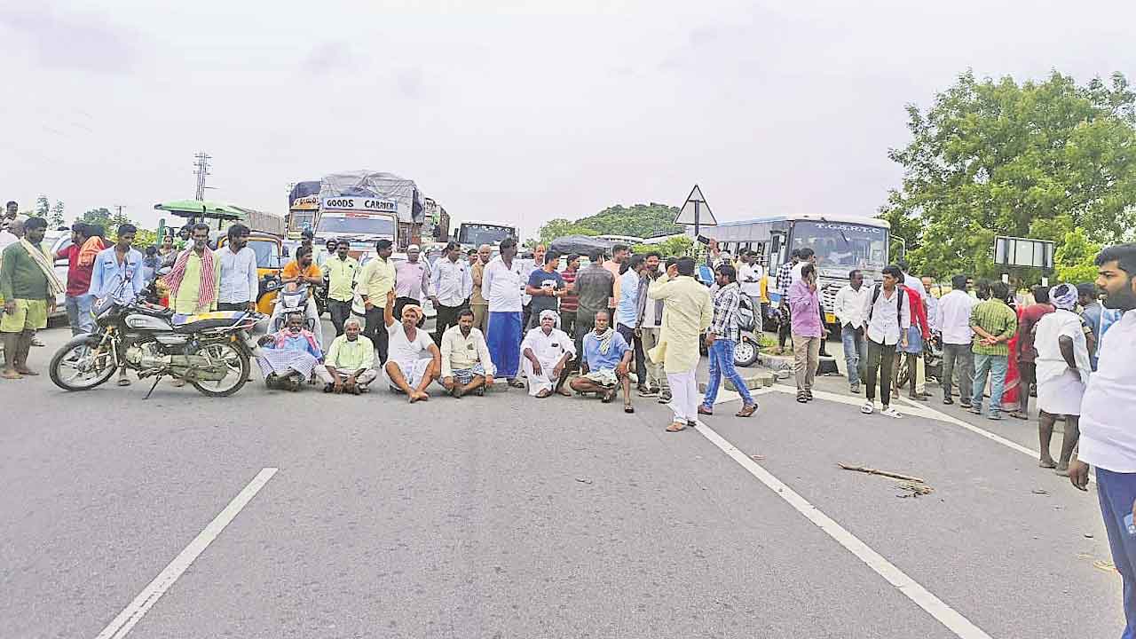 ధాన్యంపై దంగల్‌.. రోడ్లపై జంగ్‌