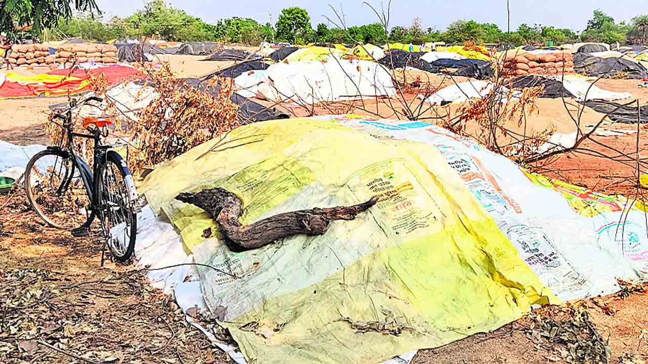 రైతుల ధాన్యం.. అమ్ముకోలేని దైన్యం