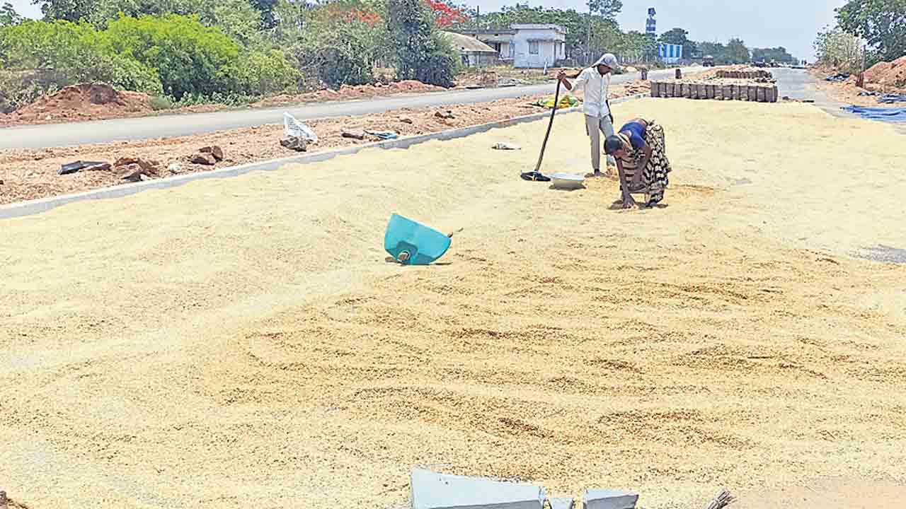 కొనుగోళ్లు.. ఇంకెన్నాళ్లు?