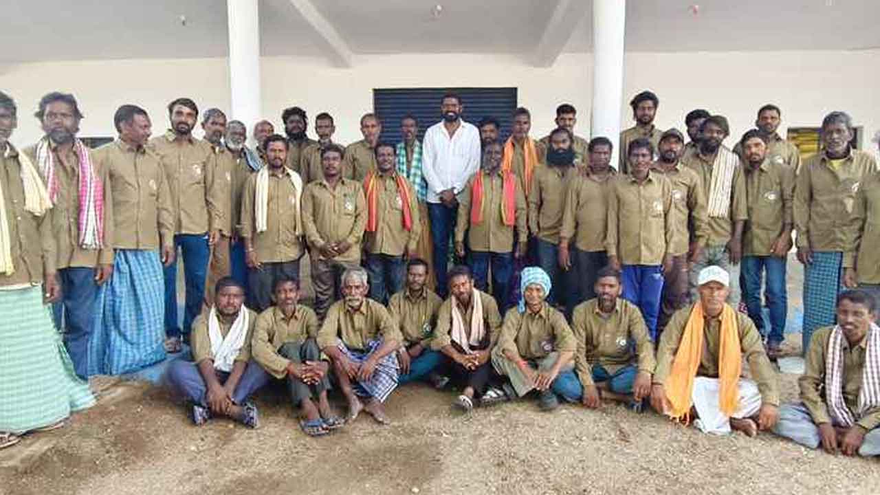 Porters | నగునూరు గ్రామంలో హమాలీలకు దుస్తుల పంపిణీ