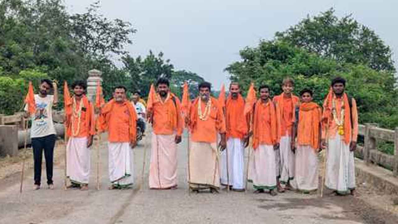 Bhadrachalam | భద్రాచలంకు పాదయాత్రగా బయలుదేరిన హనుమాన్ మాలదారులు