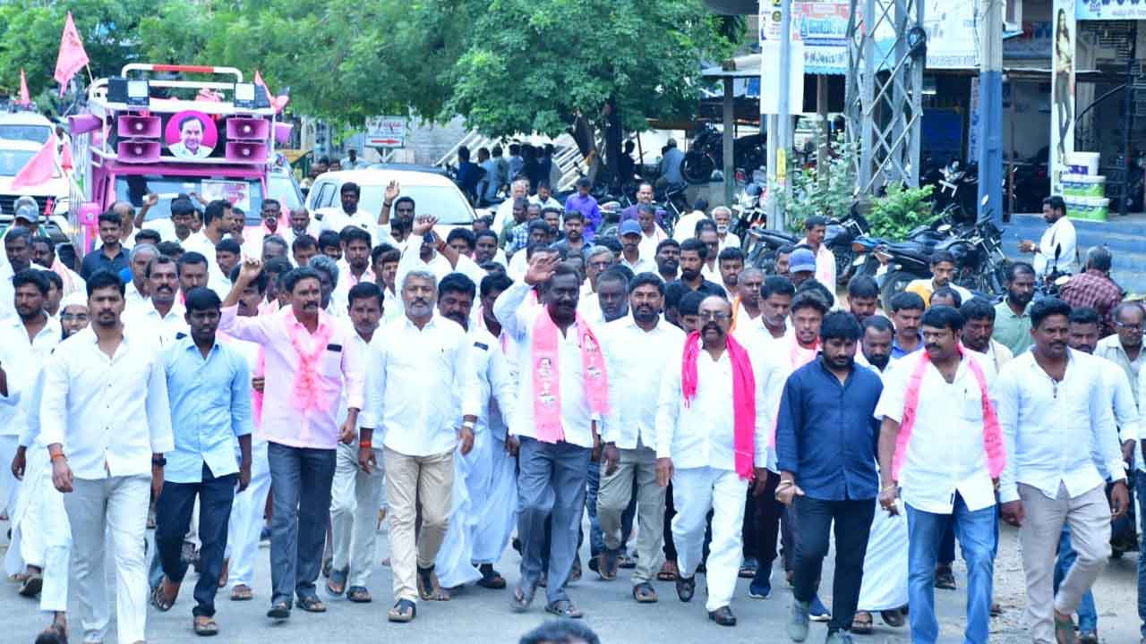 గులాబీ దండు కదిలింది