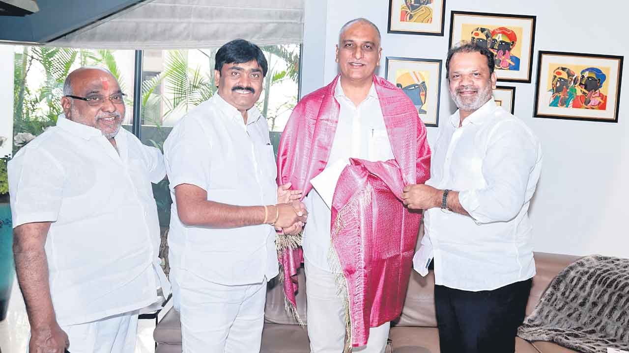 హరీశ్‌రావును కలిసిన బీఆర్‌ఎస్‌ నాయకులు