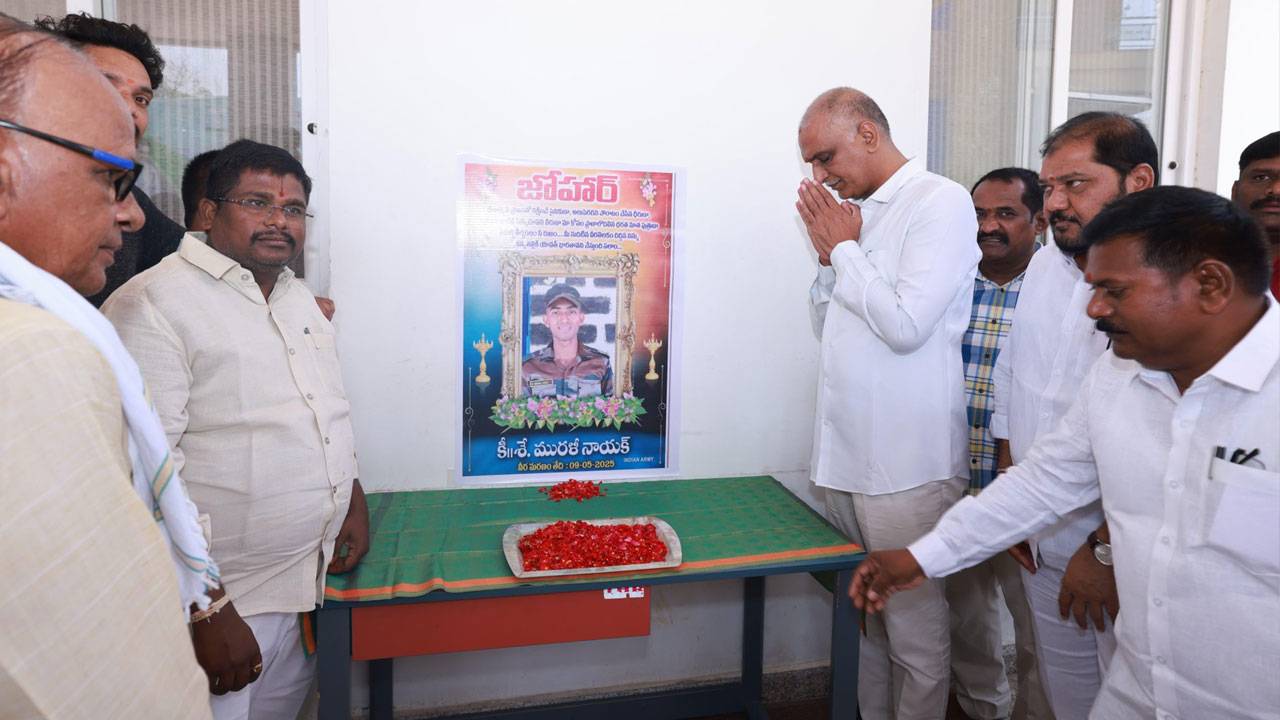 Harish Rao | జ‌వాన్ ముర‌ళీ నాయ‌క్ చిత్ర‌ప‌టానికి హ‌రీశ్‌రావు నివాళి