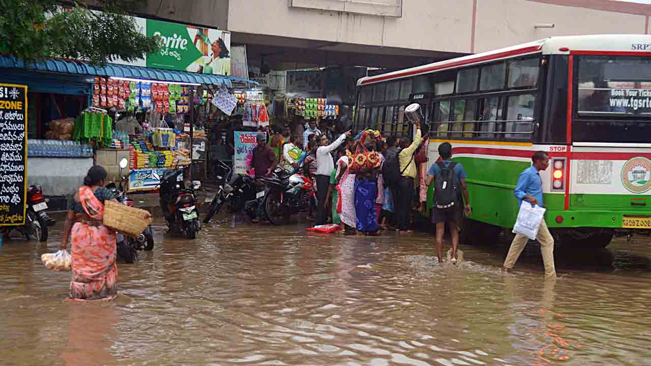 దంచి కొట్టిన వాన