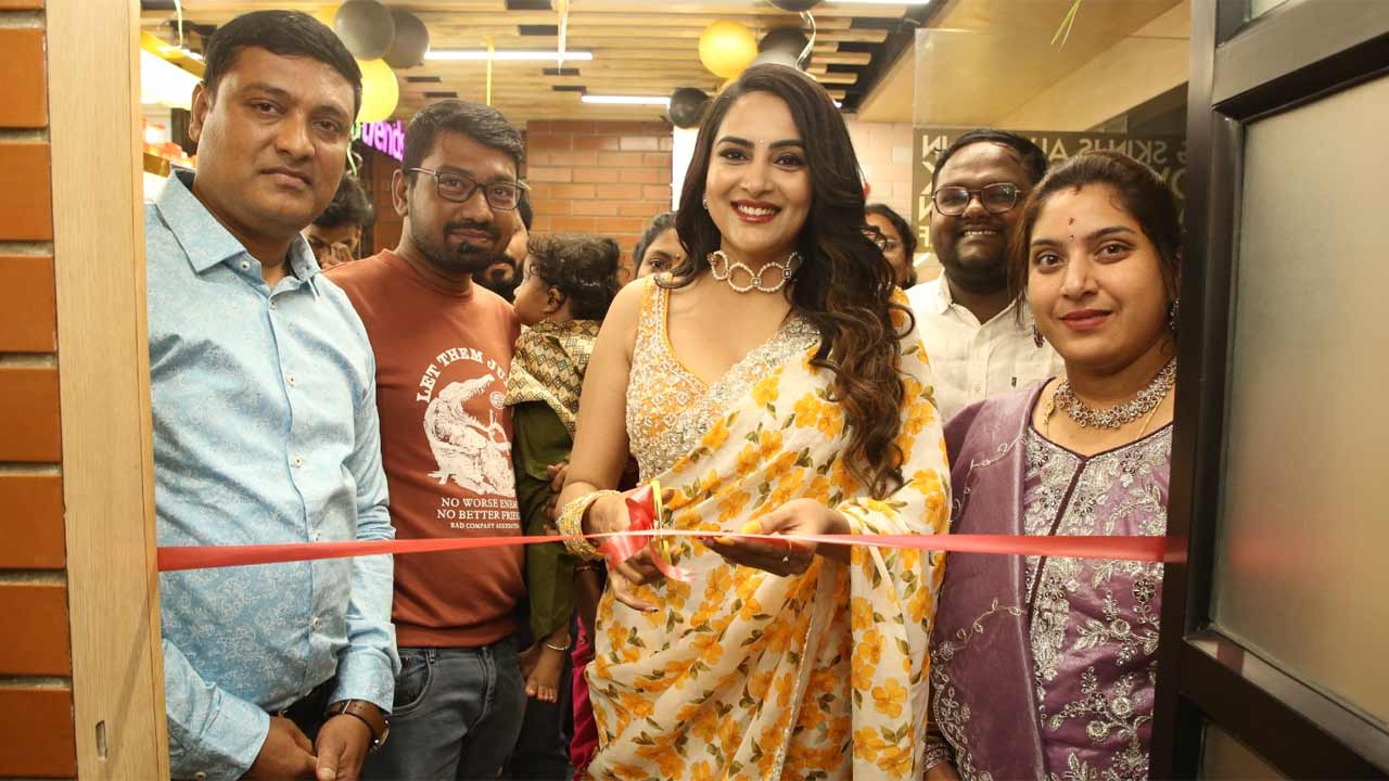 మణికొండలో గ్రీన్‌ ట్రెండ్స్‌ యూనిసెక్స్‌ హెయిర్‌ సెలూన్‌ ప్రారంభం