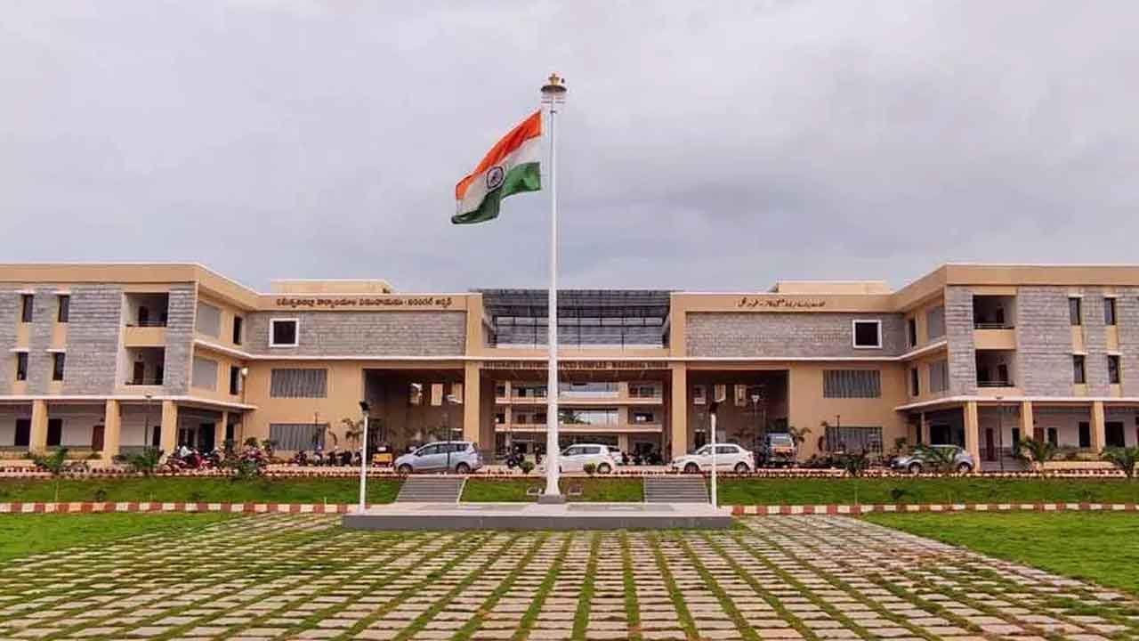 Bomb threat | హనుమకొండ, వరంగల్ కలెక్టరేట్ కార్యాలయాలకు బాంబు బెదిరింపు కాల్.. పరుగులు తీసిన ఉద్యోగులు