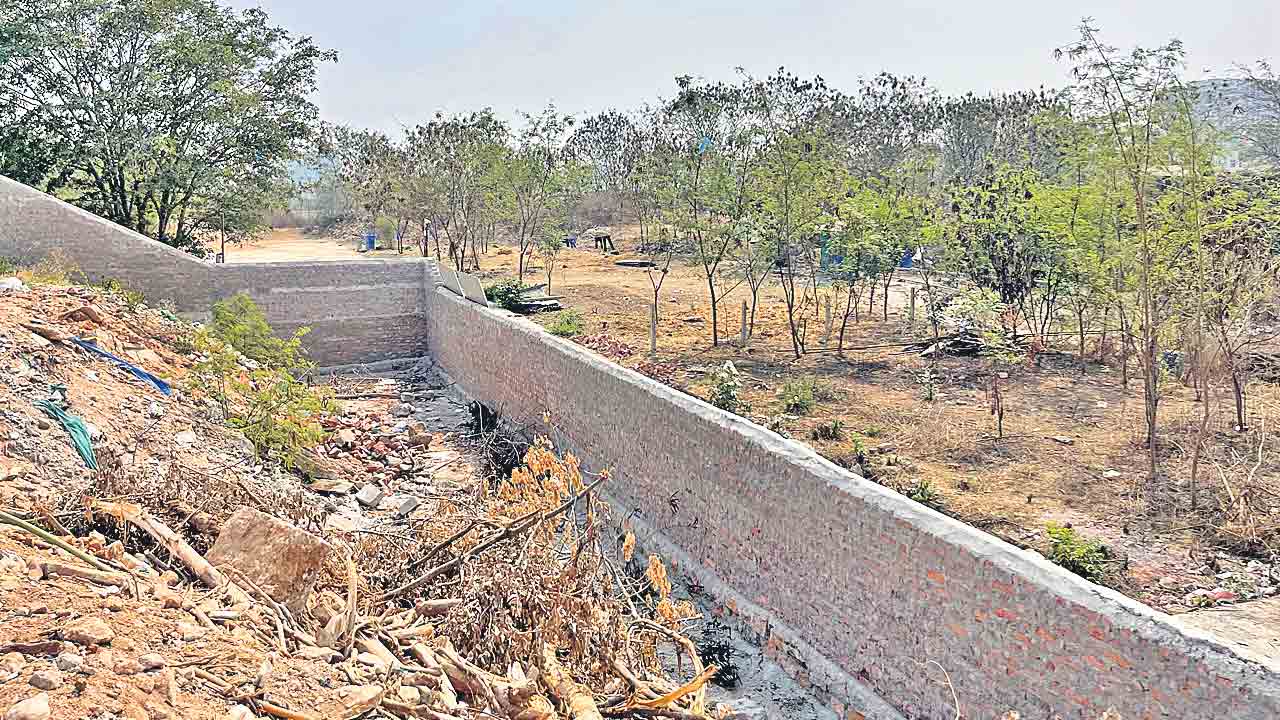 రూ.300కోట్ల స్థలం కబ్జా వ్యవహారం నిందితులపై కేసు