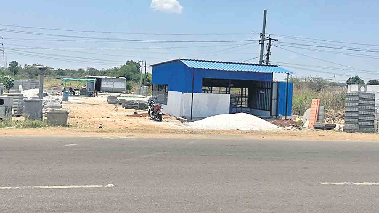 అసైన్డ్‌ భూమిలో అక్రమ నిర్మాణాలు