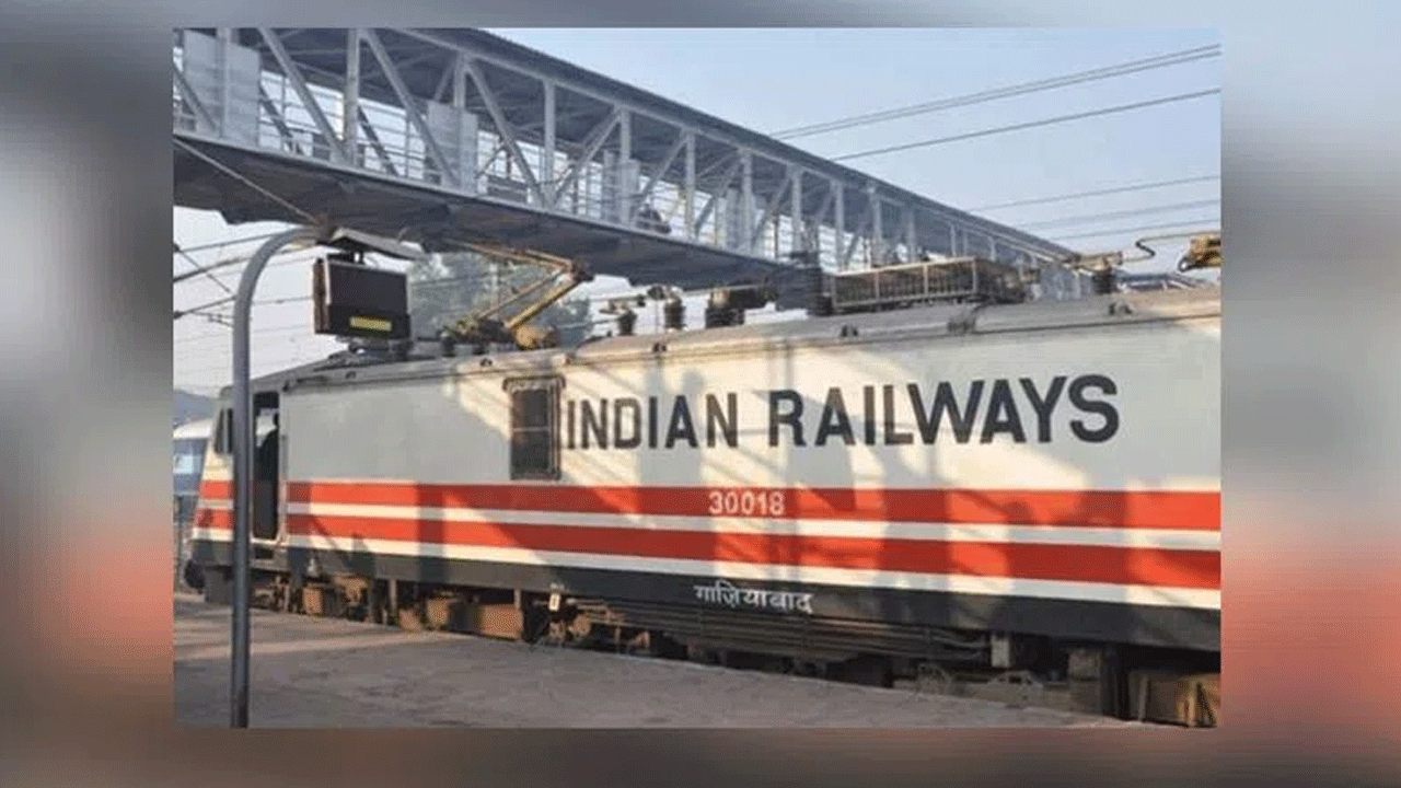 Employee Flees With Railways’ Rs 70 Lakh | రూ.70 లక్షల రైల్వే డబ్బుతో..   ఉద్యోగి పరార్‌