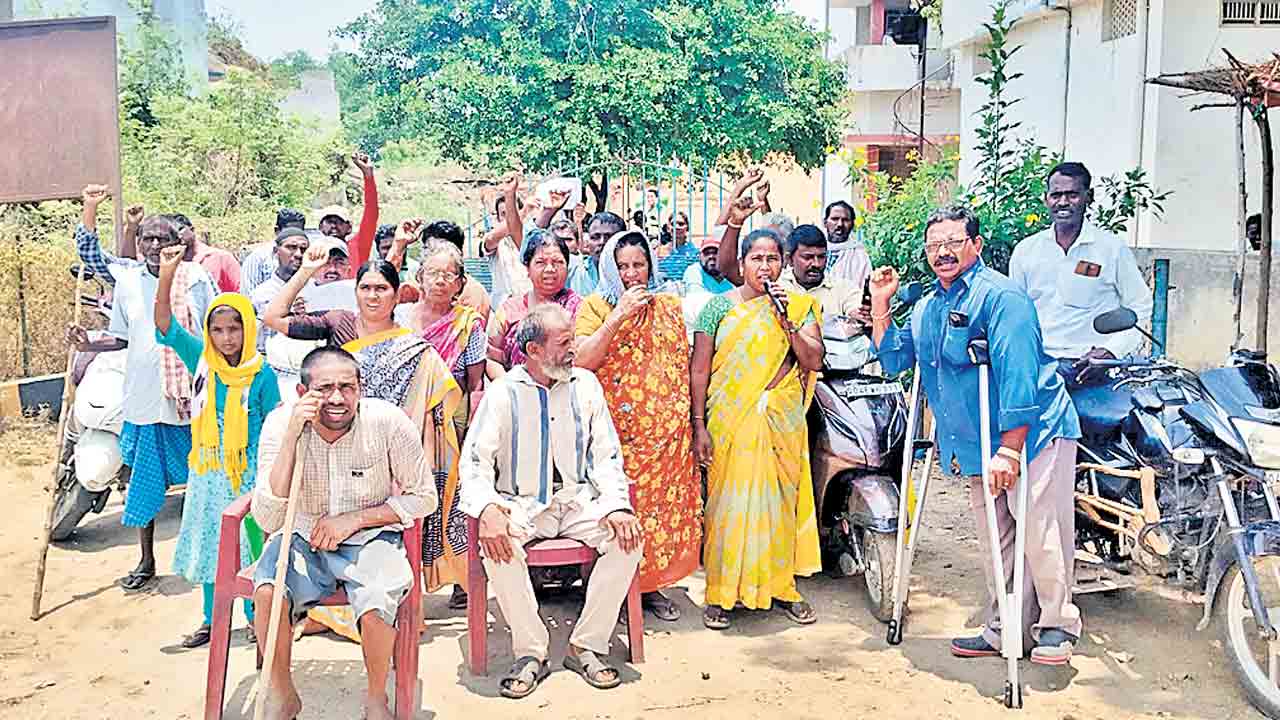 ఇండ్ల కోసం దివ్యాంగుల ఆందోళన