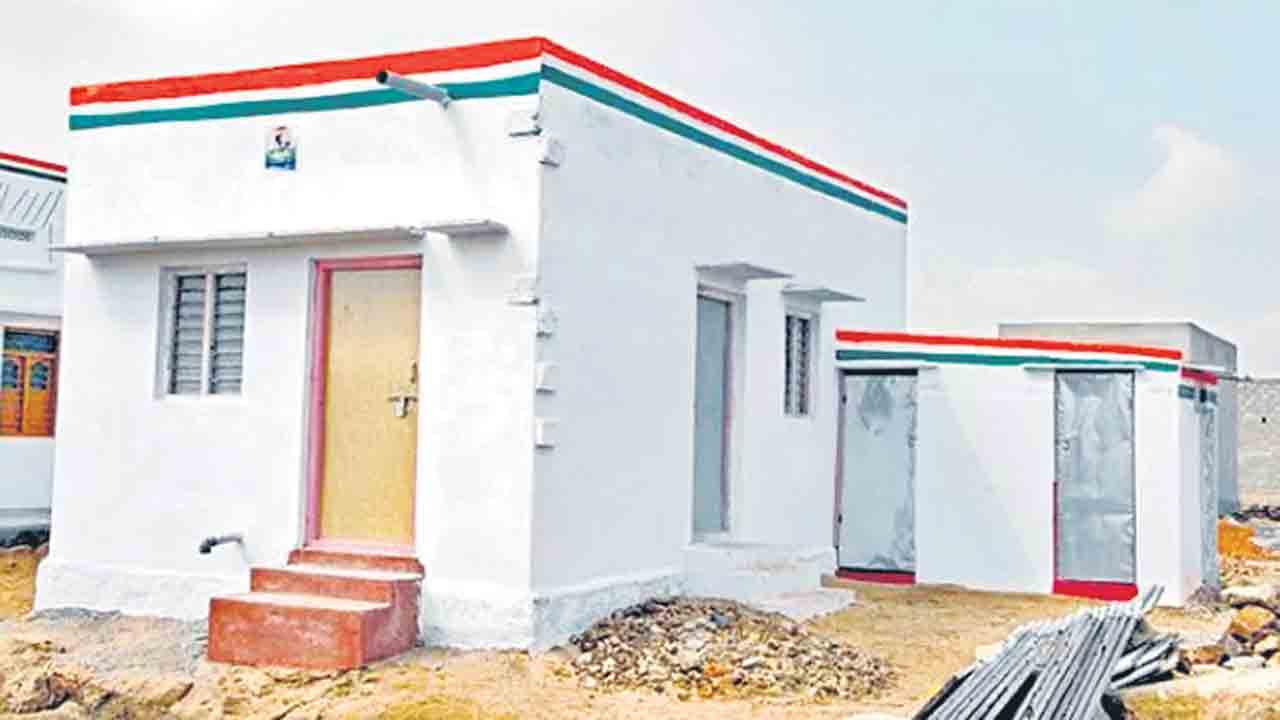 అనర్హులకే  ఇండ్ల..