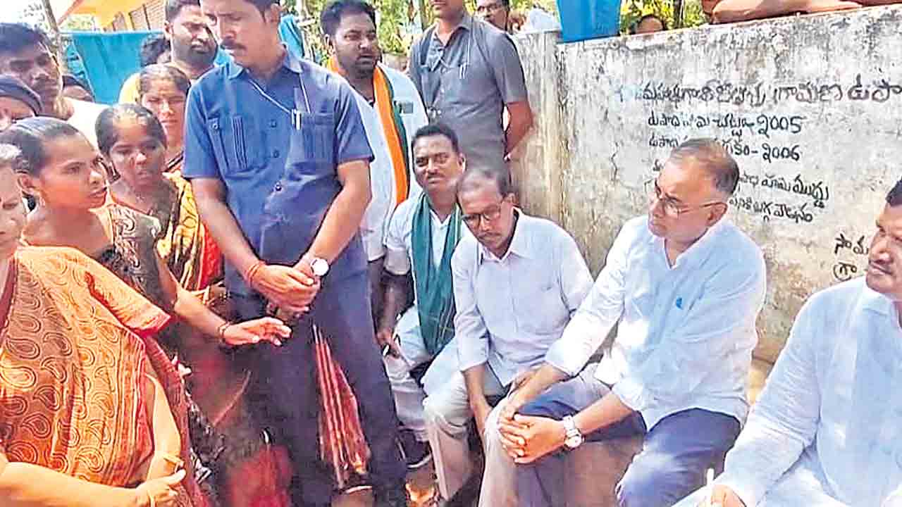 Indiramma Illu | ఇందిరమ్మ ఇండ్లకు అర్హులం కాదా..?.. ఖమ్మం ఎంపీ, ఎమ్మెల్యేలను నిలదీసిన గిరిజన మహిళలు