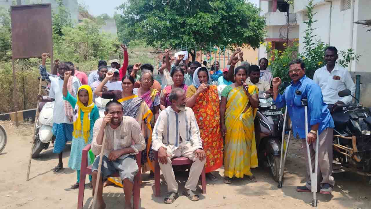 ఇందిరమ్మ ఇళ్ల జాబితాలో దివ్యాంగులకూ ప్రాధాన్యమివ్వాలి