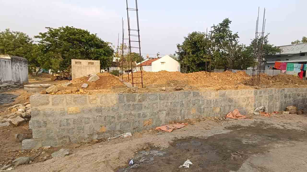 ఇరకాటంలో.. ఇందిరమ్మ ఇండ్లు