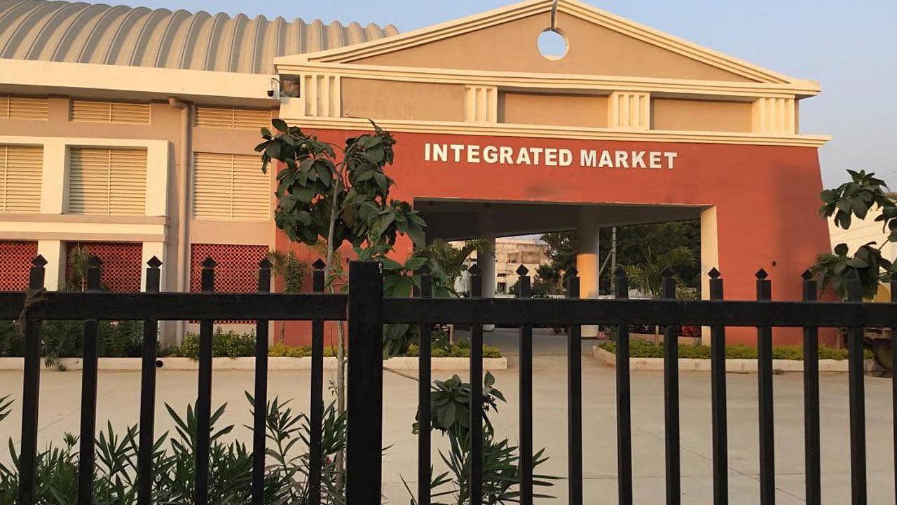 Integrated Markets | కొత్తగూడెం, పాల్వంచలో నిలిచినపోయిన సమీకృత మార్కెట్ల నిర్మాణ పనులు