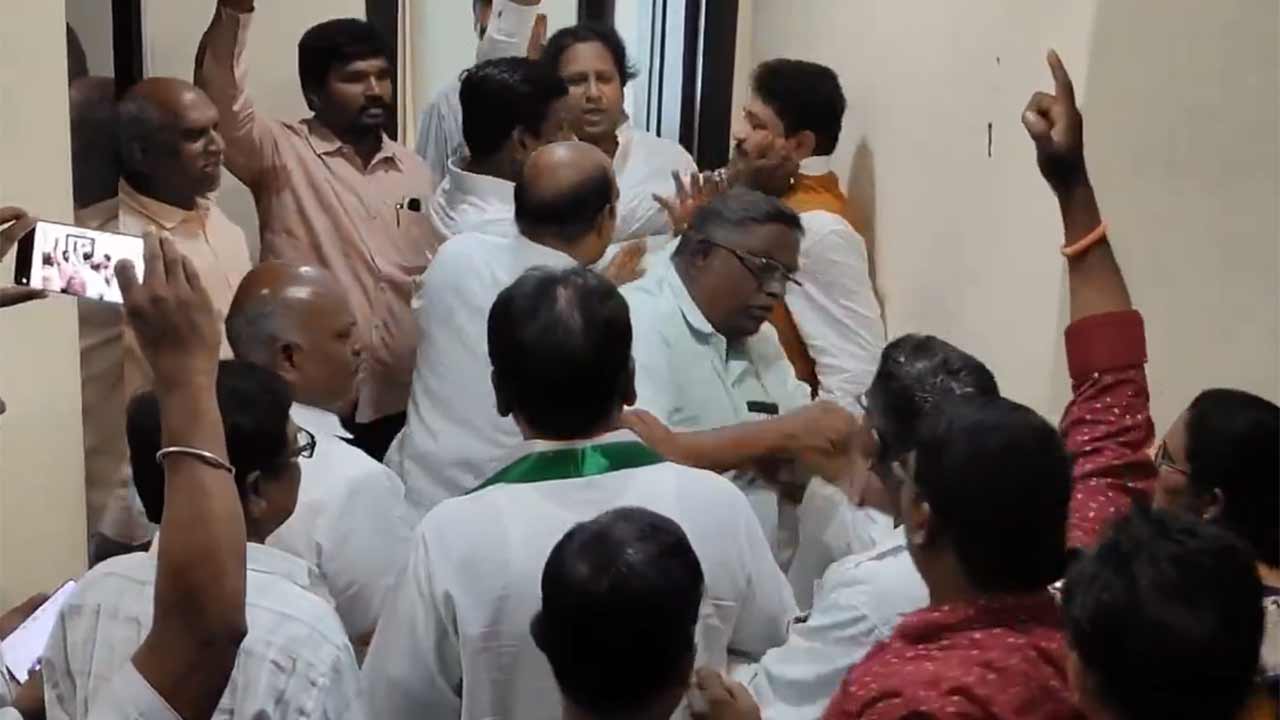 INTUC | బషీర్‌బాగ్‌ ప్రెస్‌క్లబ్‌లో తన్నుకున్న ఐఎన్‌టీయూసీ నాయకులు