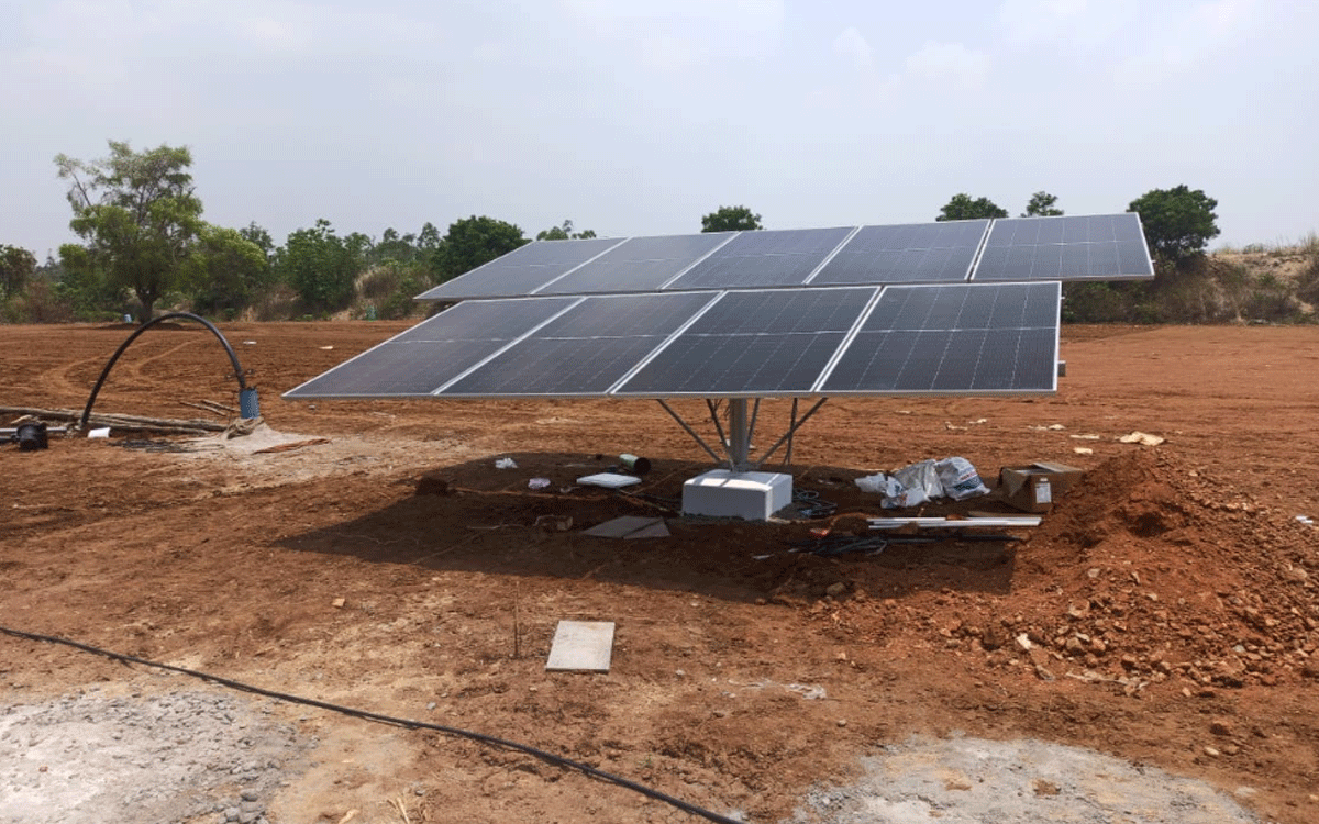 Chandrugonda : కూలిన ఇందిరా సౌర గిరి జ‌ల‌ వికాస బోరు బావులు