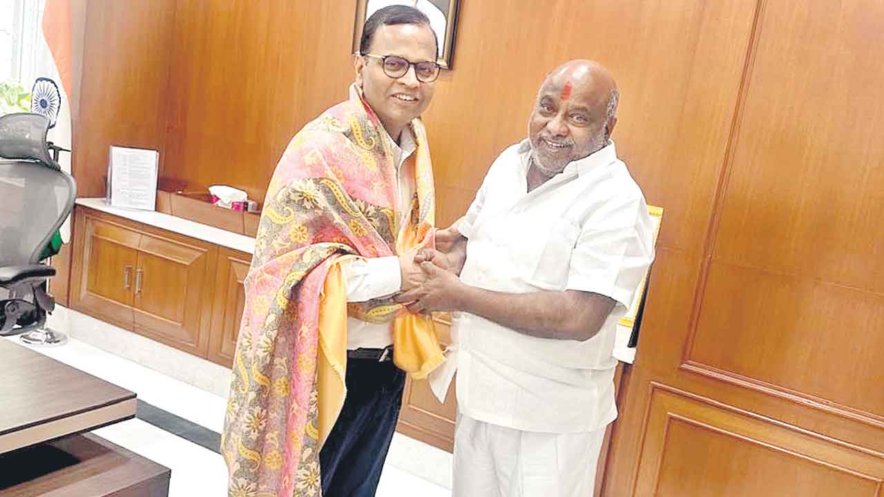 ప్రధాన కార్యదర్శిని కలిసిన రామన్న