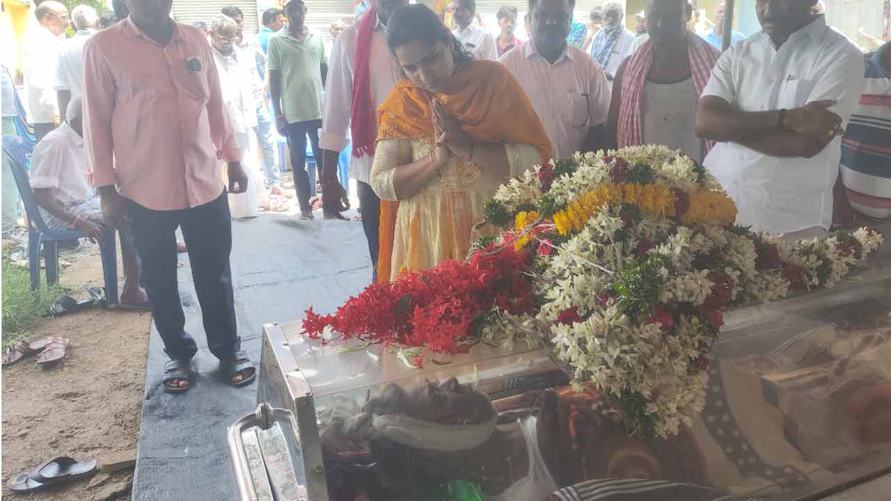 సీనియర్ పాత్రికేయుడు వీరాస్వామికి పెద్ది స్వప్న‌ సుదర్శన్ రెడ్డి నివాళి