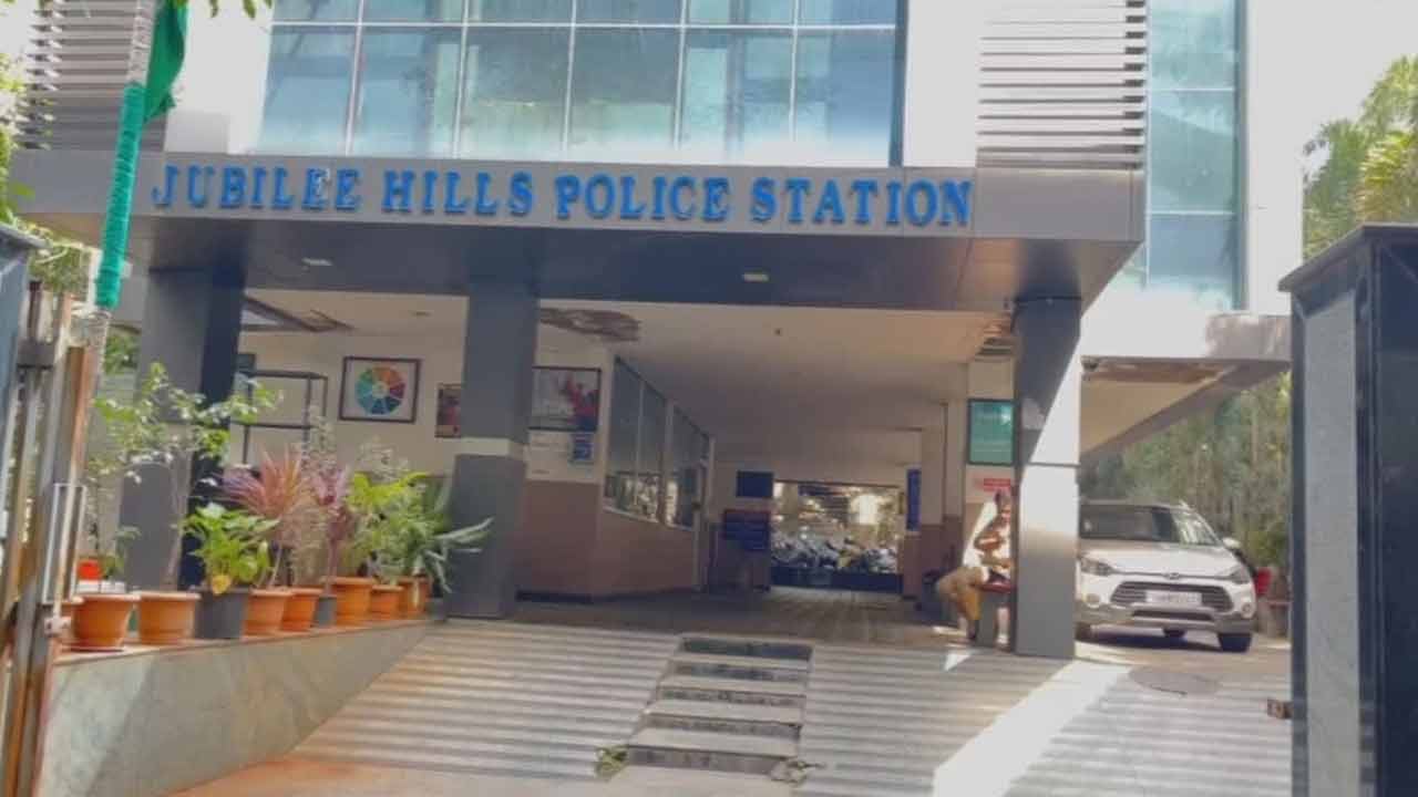 Hyderabad | పురుగులు పట్టిన చాక్లెట్ల విక్రయం.. షాపు నిర్వాహకులపై కేసు నమోదు