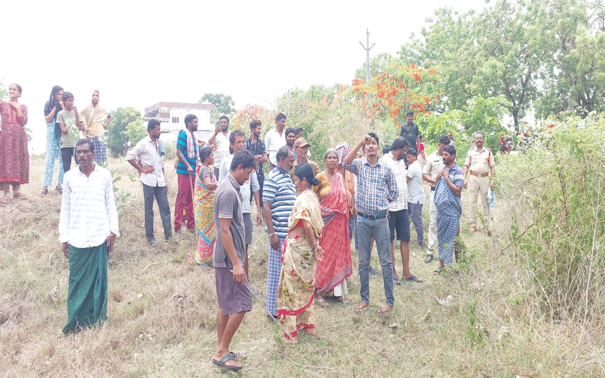 Julurupadu : ఇందిరమ్మ ఇల్లు కేటాయించాలని వాట‌ర్ ట్యాంక్ ఎక్కి నిర‌స‌న‌