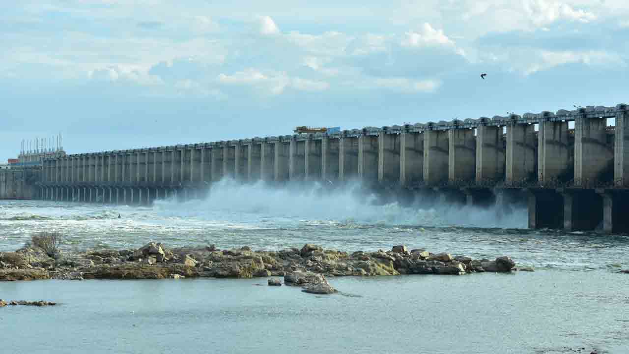 Jurala Project | జూరాల ప్రాజెక్టుకు కొనసాగుతున్న వరద.. 10 గేట్లు ఎత్తివేత