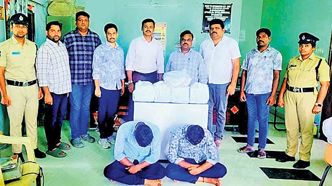 గంజాయి విక్రయిస్తున్న ఇద్దరు అరెస్ట్‌