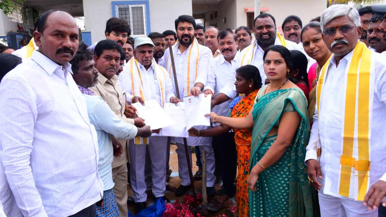 అర్హులైన ప్రతి ఒక్కరికీ ఇందిరమ్మ ఇండ్లు అందిస్తాం : కాలె యాదయ్య