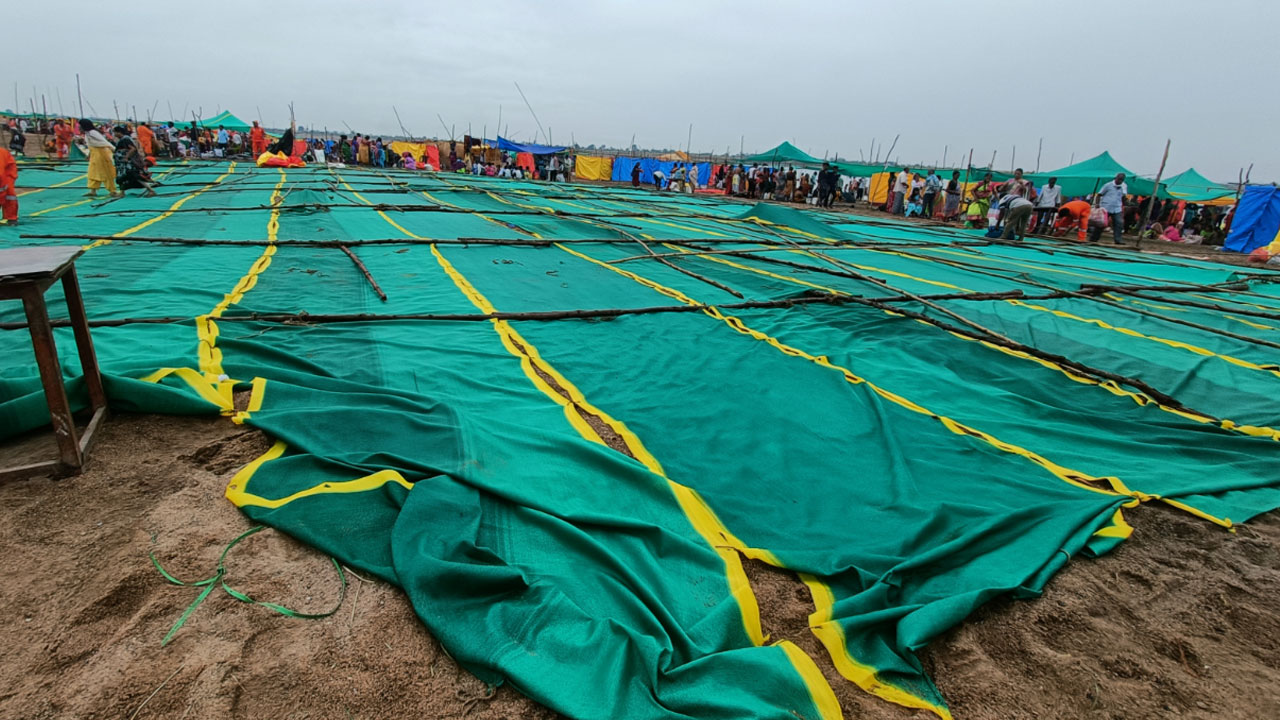 Kaleshwaram | కాళేశ్వరంలో గాలి వాన బీభత్సం.. సరస్వతి పుష్కరఘాట్ అస్తవ్యస్తం