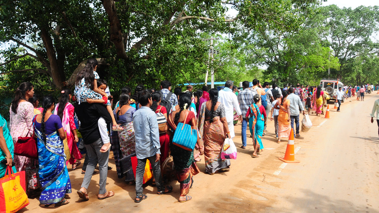 Saraswathi Pushkaralu | సరస్వతీ పుష్కరాలకు భక్తుల తాకిడీ.. కాళేశ్వరం నుంచి సిరోంచ బ్రిడ్జివరకు ట్రాఫిక్‌ జామ్‌