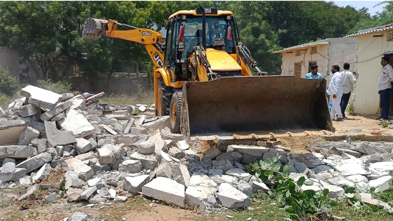 Kapra | కాప్రాలో అక్రమ నిర్మాణాలను కూల్చివేసిన రెవెన్యూ అధికారులు